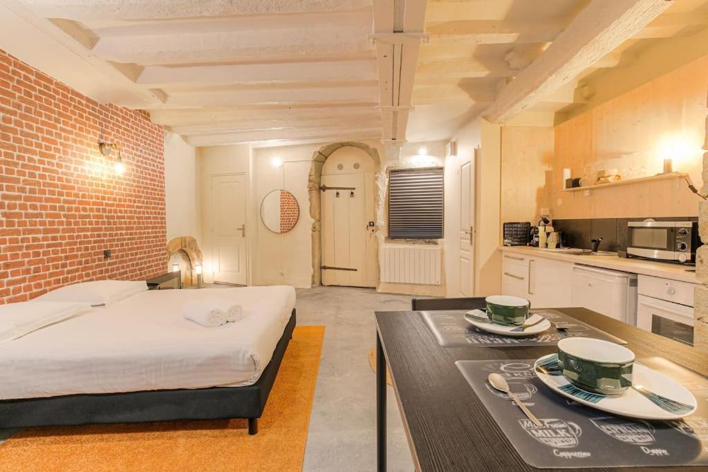 Industrial-Style Studio With Bathtub, Vieux-Lyon Exterior photo