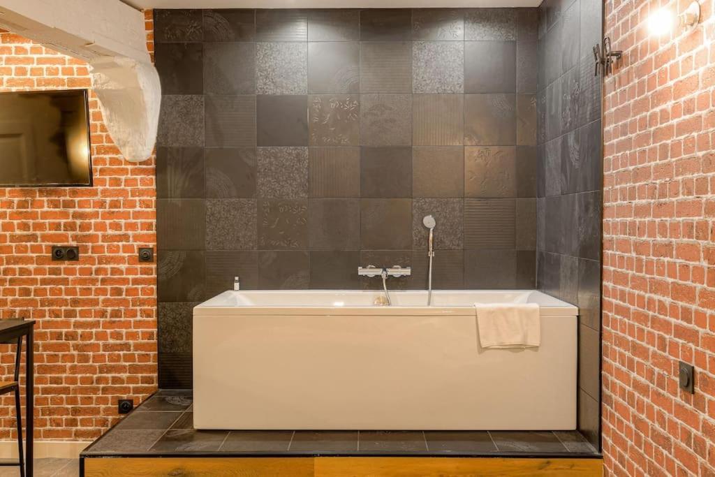 Industrial-Style Studio With Bathtub, Vieux-Lyon Exterior photo